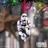 Figurine de Stormtrooper Emmélé dans une Guirlande de Noël